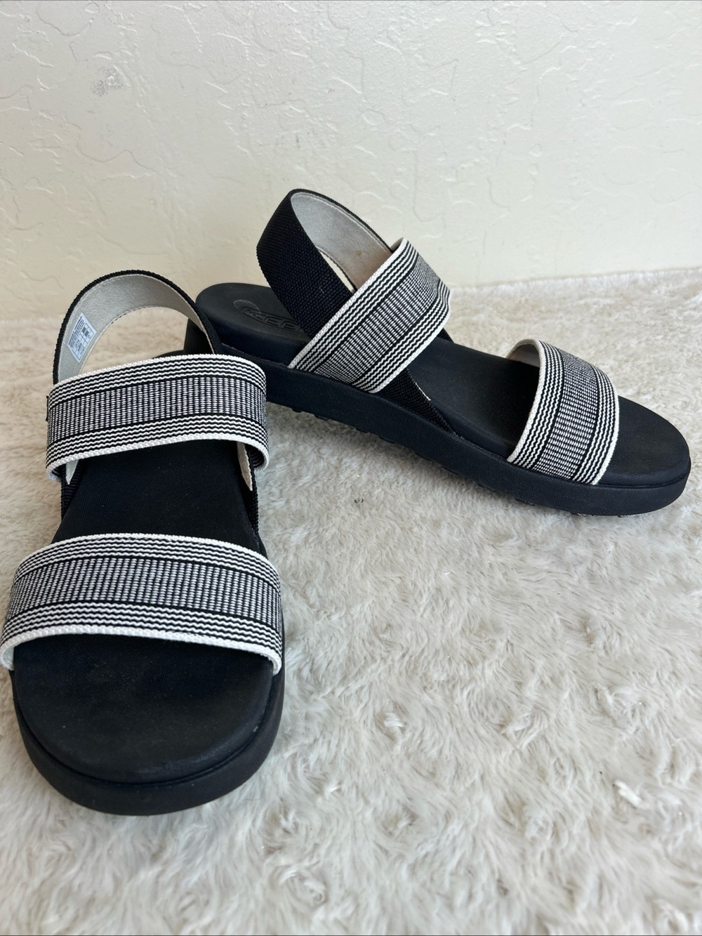 NEW KEEN ELLE BACKSTRAP Stretchy Sandals Shoe Size US 10.5 M Black White